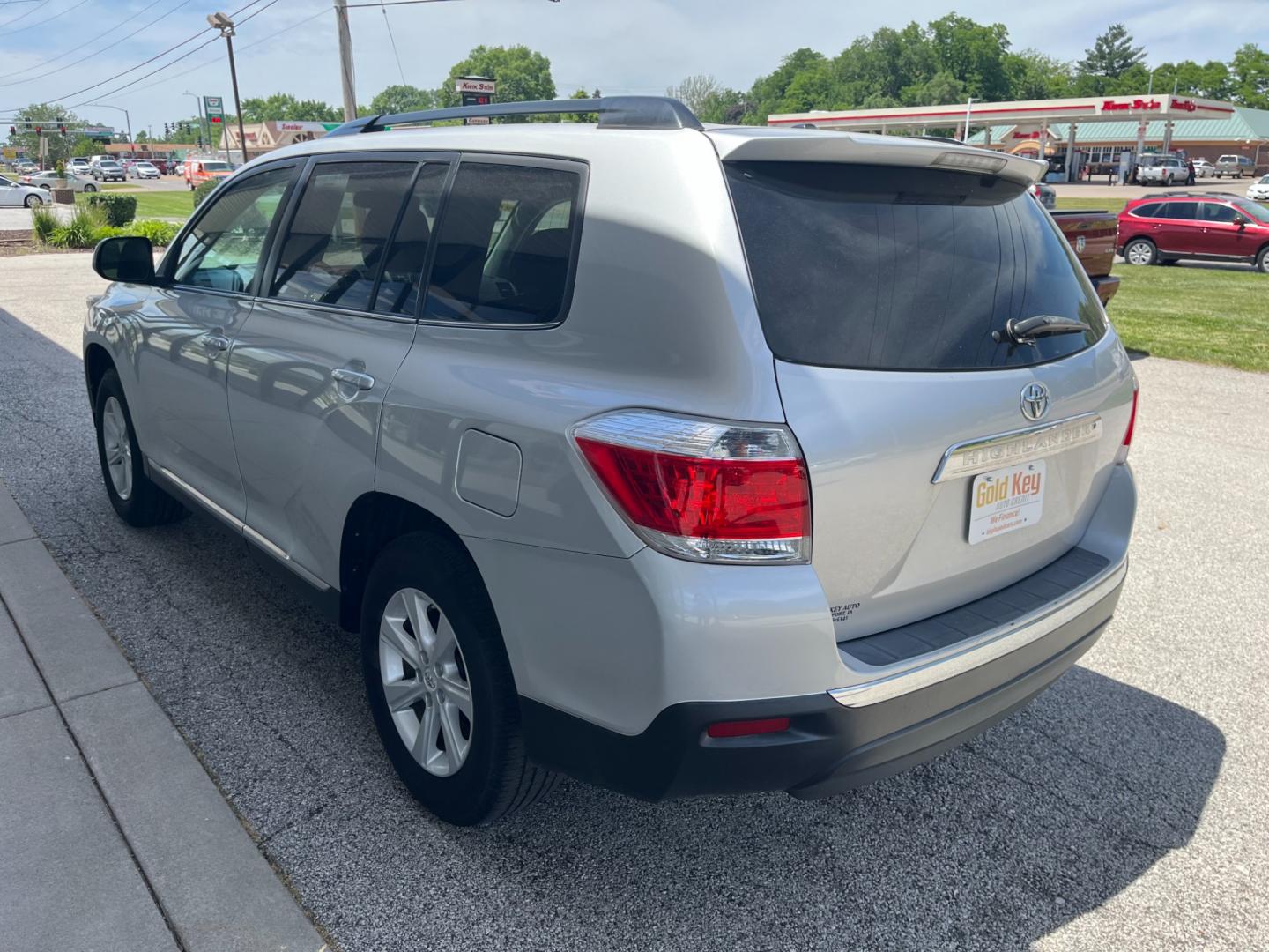 2011 Classic Silver Metallic Toyota Highlander Base 2WD V6 (5TDZK3EH5BS) with an 3.5L V6 DOHC 24V engine, 5-Speed Automatic transmission, located at 1633 W Kimberly, Davenport, IA, 52806, (563) 323-5341, 41.559456, -90.598732 - Photo#3